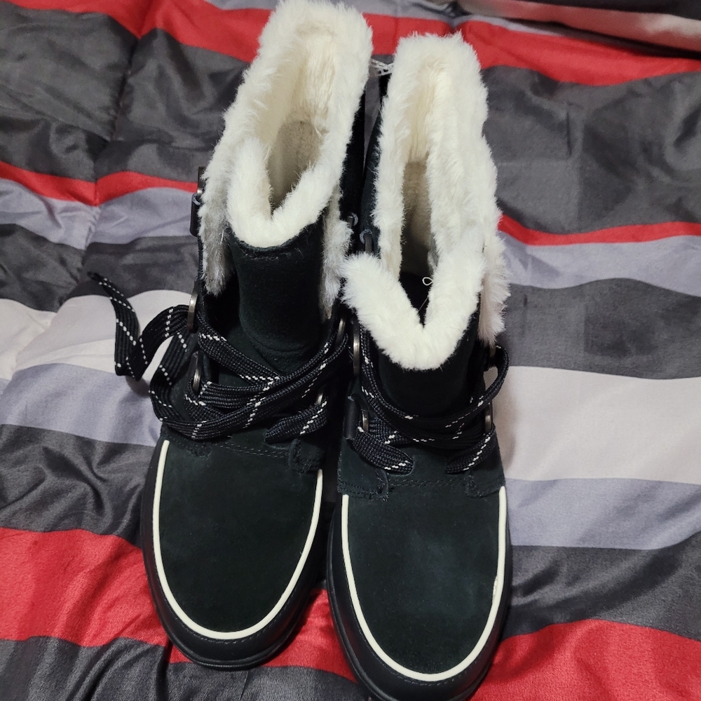 Sorel - Women's Black Winter Boots with Faux Fur Lining